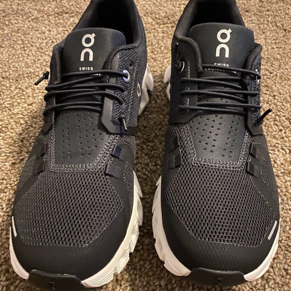 On cloud 5s women’s size 7.5